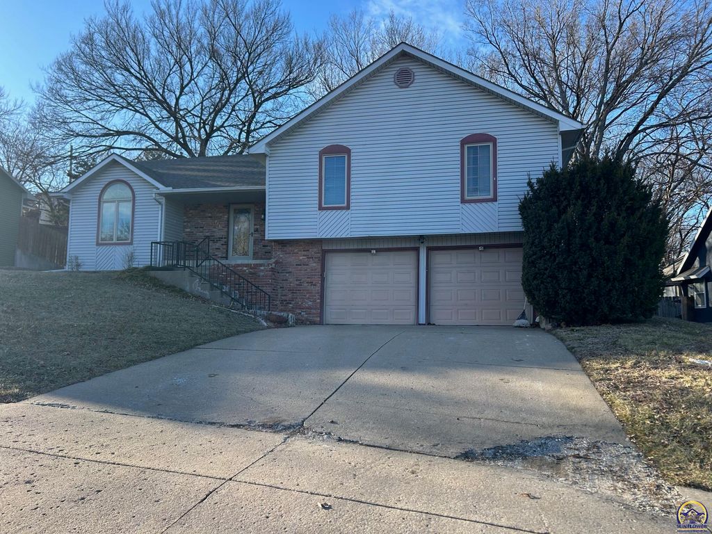3776 SW Deer Trail DR, Topeka, KS 66610