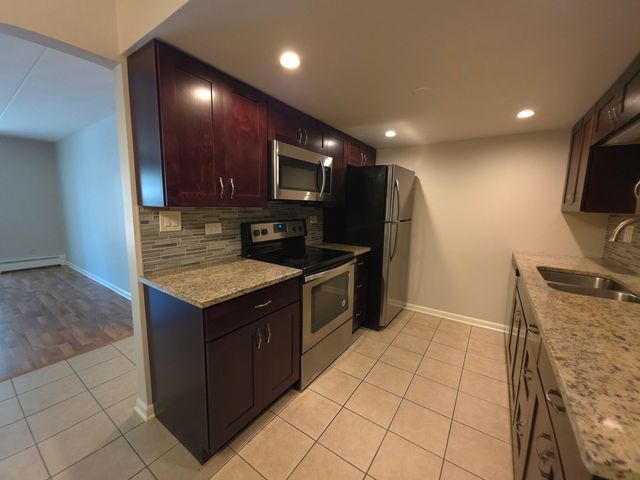 1675 Kiowa Circle 103, Naperville, IL 60565