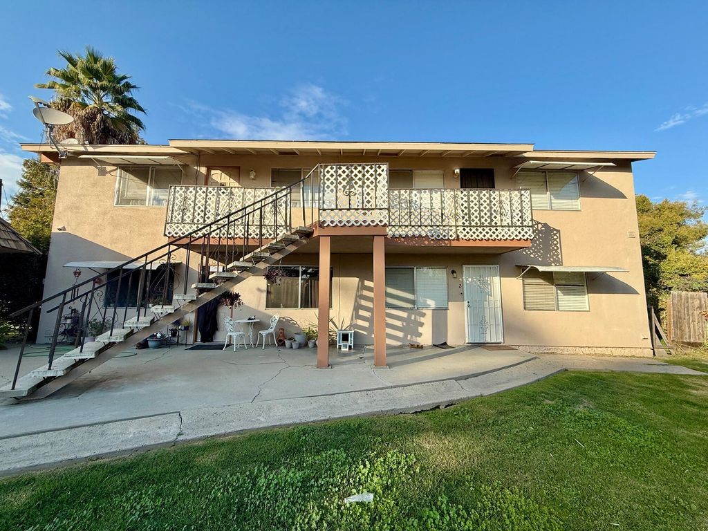 118 S Linwood Street, Visalia, CA 93291