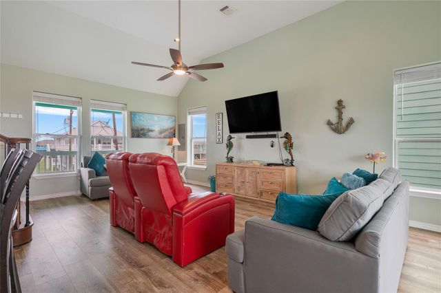 108 Ocean View Drive, Crystal Beach, TX 77650