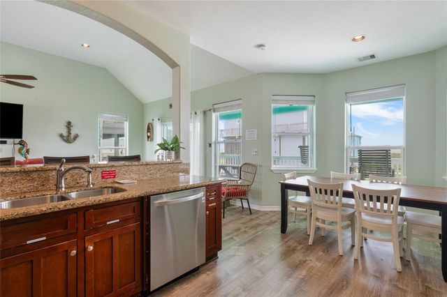 108 Ocean View Drive, Crystal Beach, TX 77650
