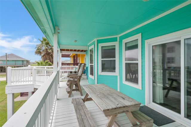 108 Ocean View Drive, Crystal Beach, TX 77650