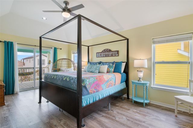 108 Ocean View Drive, Crystal Beach, TX 77650