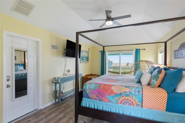 108 Ocean View Drive, Crystal Beach, TX 77650