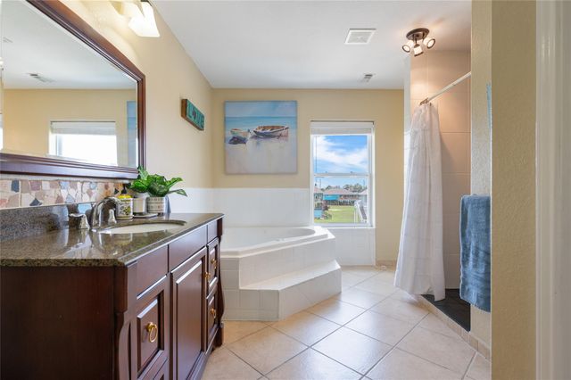 108 Ocean View Drive, Crystal Beach, TX 77650