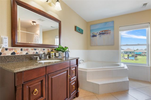 108 Ocean View Drive, Crystal Beach, TX 77650