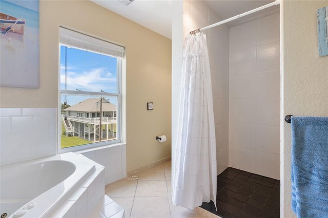 108 Ocean View Drive, Crystal Beach, TX 77650