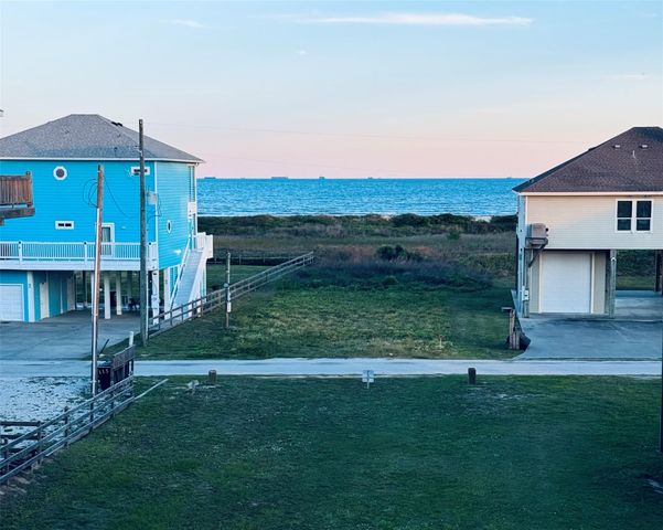 108 Ocean View Drive, Crystal Beach, TX 77650