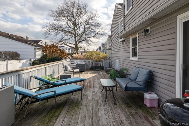 208 Island Parkway W, Island Park, NY 11558