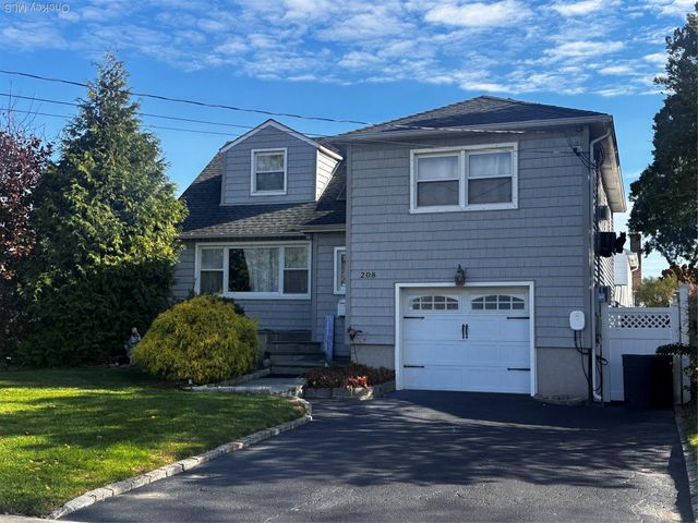 208 Island Parkway W, Island Park, NY 11558