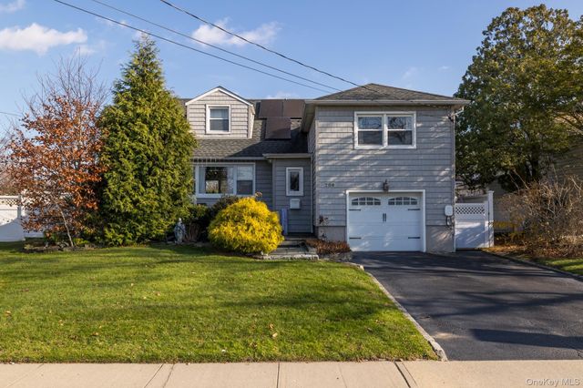 208 Island Parkway W, Island Park, NY 11558