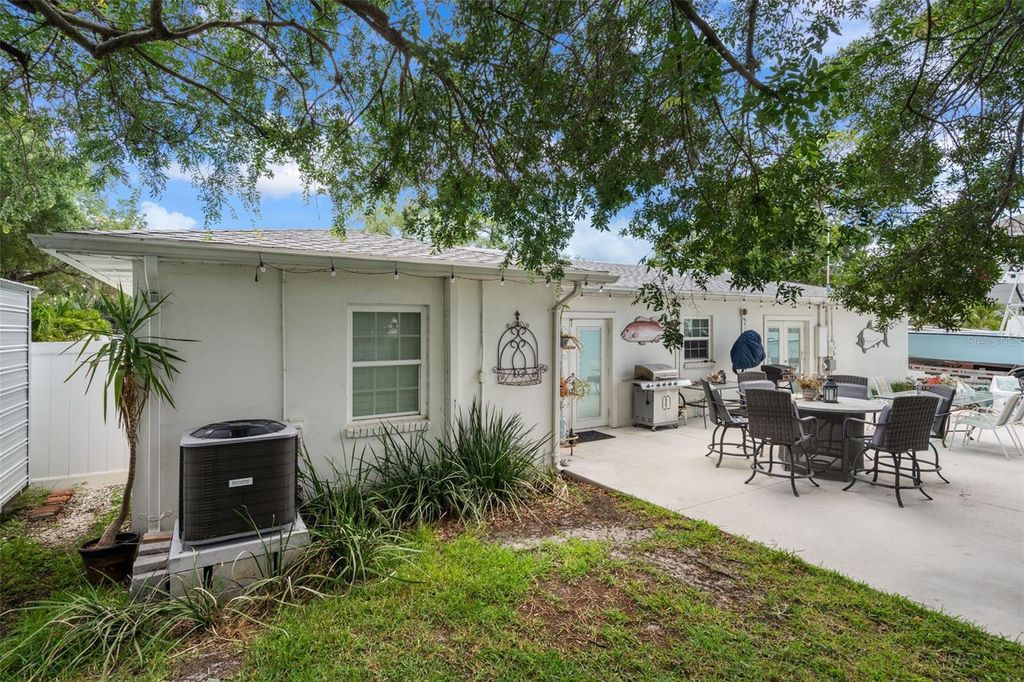Image 24 of property listing at 4805 W LEONA STREET, Tampa, FL 33629