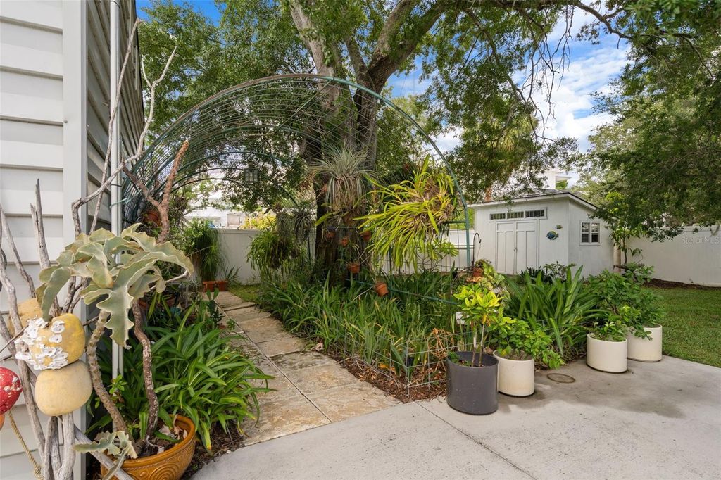 Image 25 of property listing at 4805 W LEONA STREET, Tampa, FL 33629