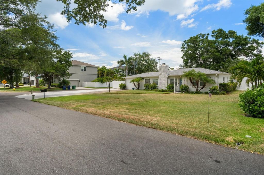 Image 4 of property listing at 4805 W LEONA STREET, Tampa, FL 33629