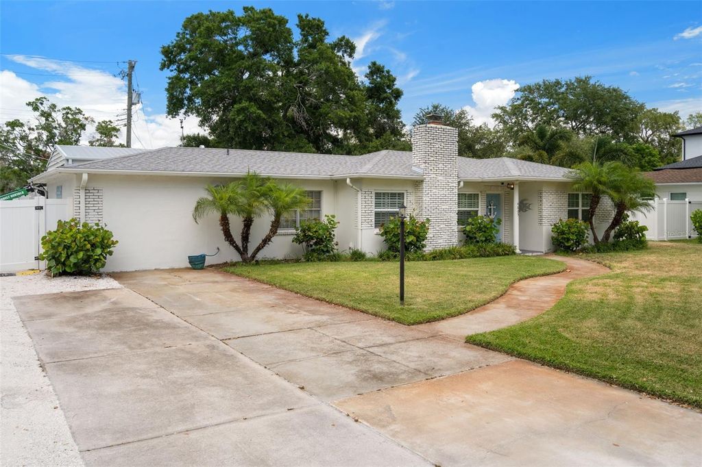 Image 5 of property listing at 4805 W LEONA STREET, Tampa, FL 33629