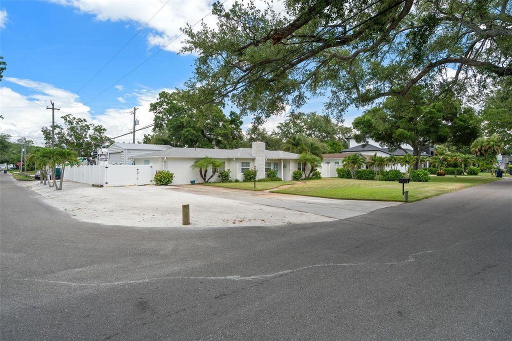 Image 6 of property listing at 4805 W LEONA STREET, Tampa, FL 33629