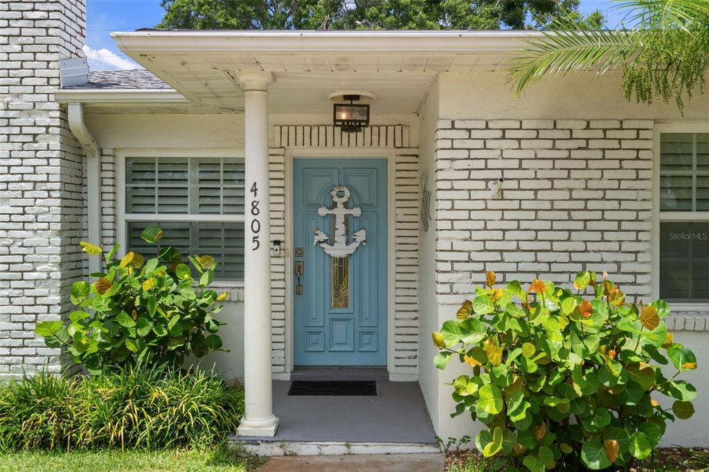 Image 7 of property listing at 4805 W LEONA STREET, Tampa, FL 33629