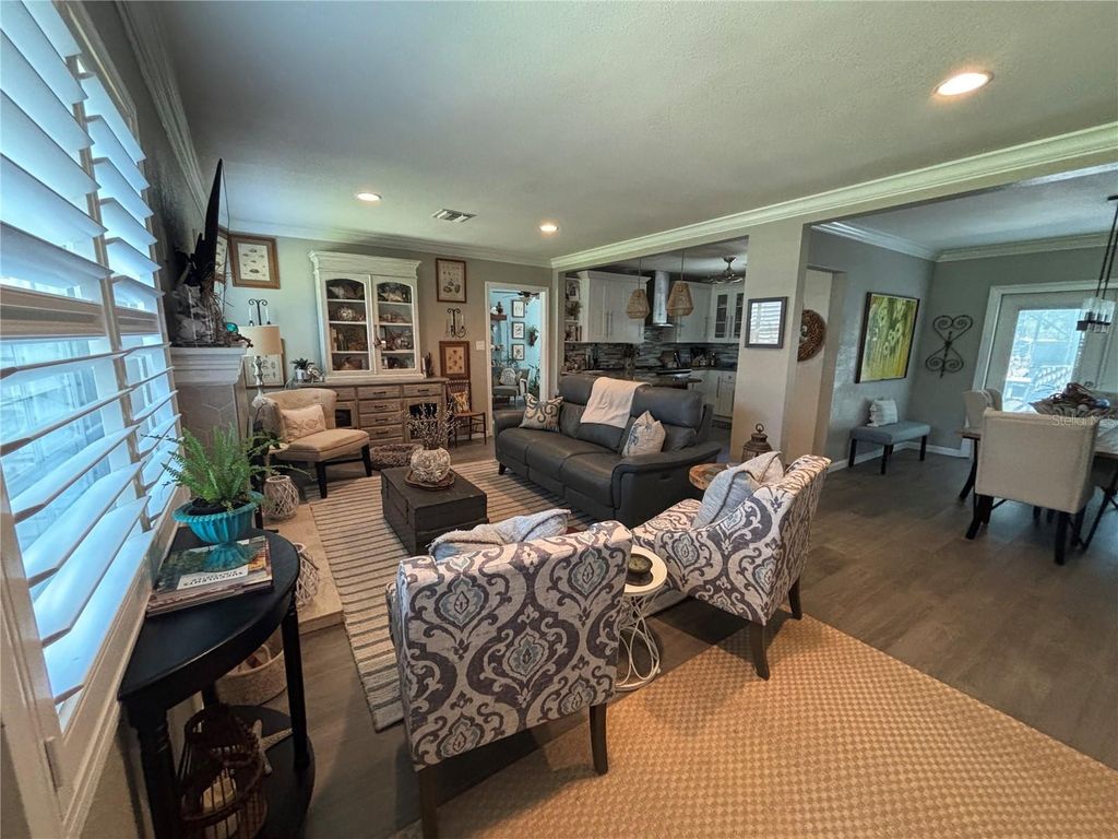 Image 8 of property listing at 4805 W LEONA STREET, Tampa, FL 33629