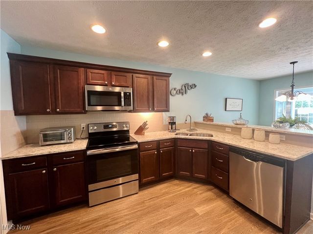 824 Wildberry Circle, Avon Lake, OH 44012