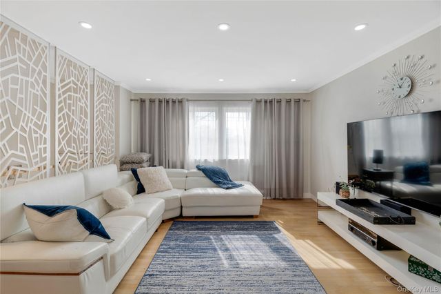 929 West Fingerboard Road, Staten Island, NY 10304