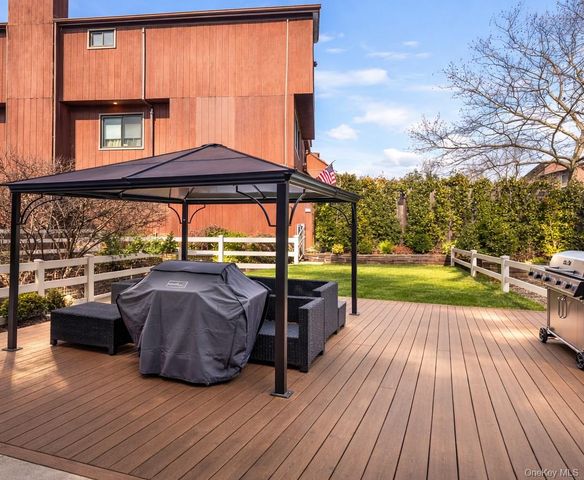 929 West Fingerboard Road, Staten Island, NY 10304