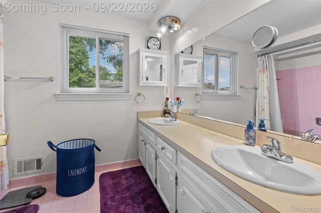 21430 Winchester Street, Southfield, MI 48076