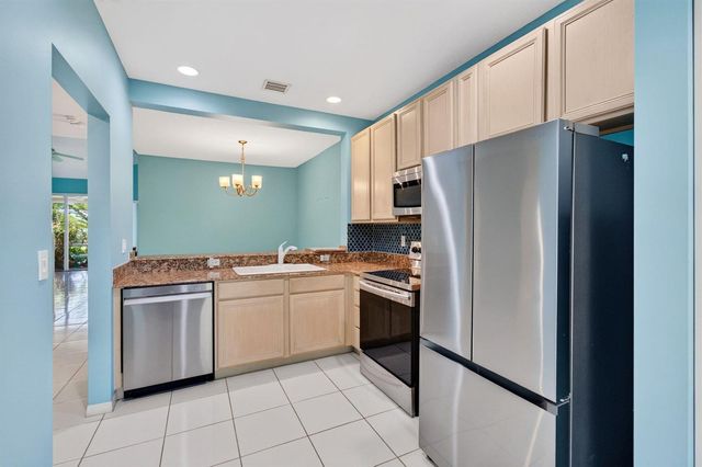 6374 Park Lake Circle, Boynton Beach, FL 33437