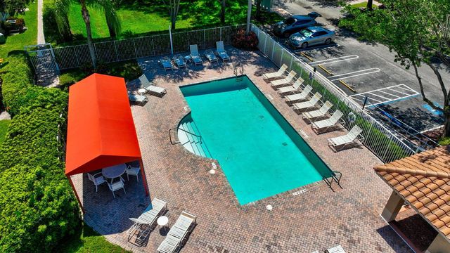 6374 Park Lake Circle, Boynton Beach, FL 33437