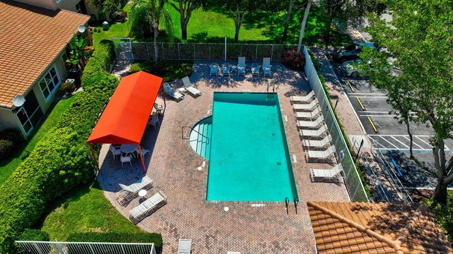 6374 Park Lake Circle, Boynton Beach, FL 33437