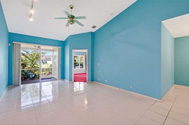 6374 Park Lake Circle, Boynton Beach, FL 33437