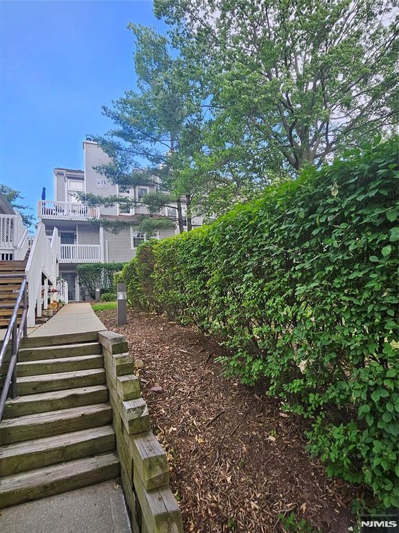 2 Fox Run Drive, Englewood, NJ 07631