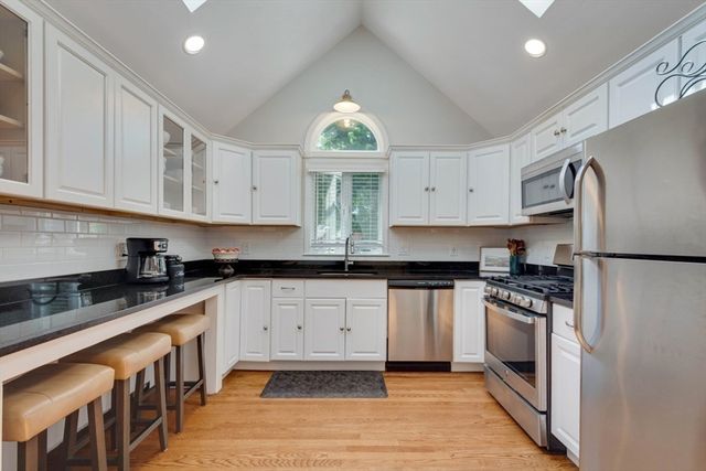 70 Berwick Pl, Norwood, MA 02062