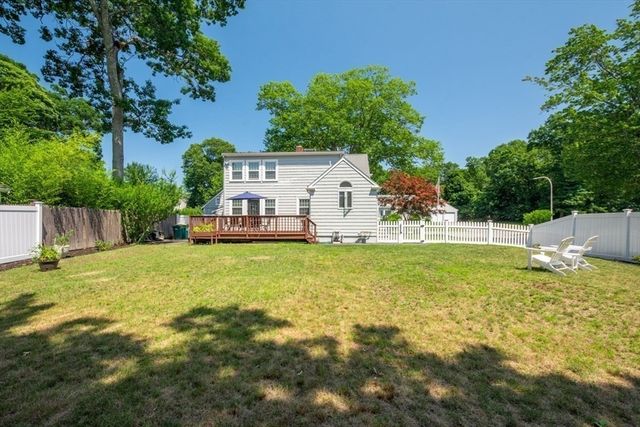 70 Berwick Pl, Norwood, MA 02062