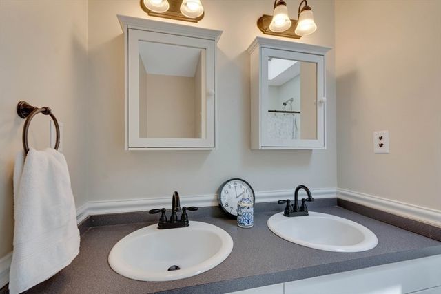 70 Berwick Pl, Norwood, MA 02062