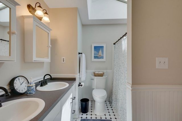 70 Berwick Pl, Norwood, MA 02062