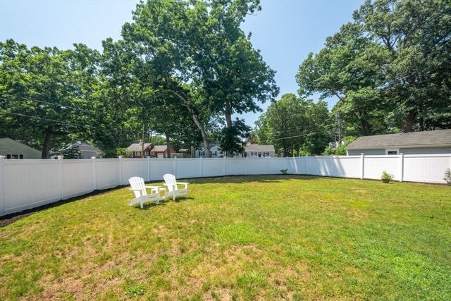 70 Berwick Pl, Norwood, MA 02062