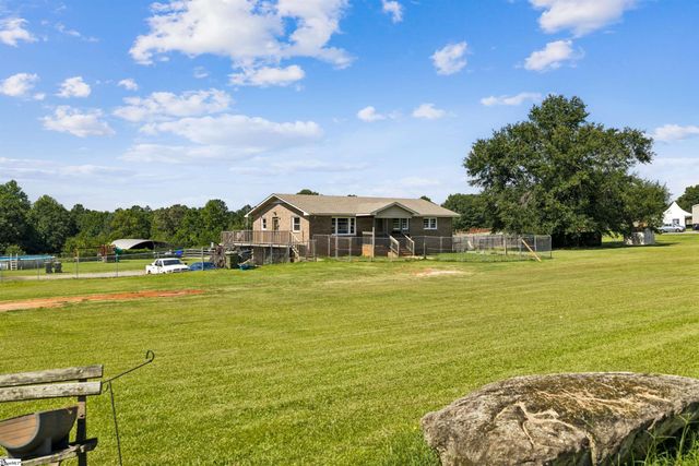 1055 Little Mountain Road, Wellford, SC 29385
