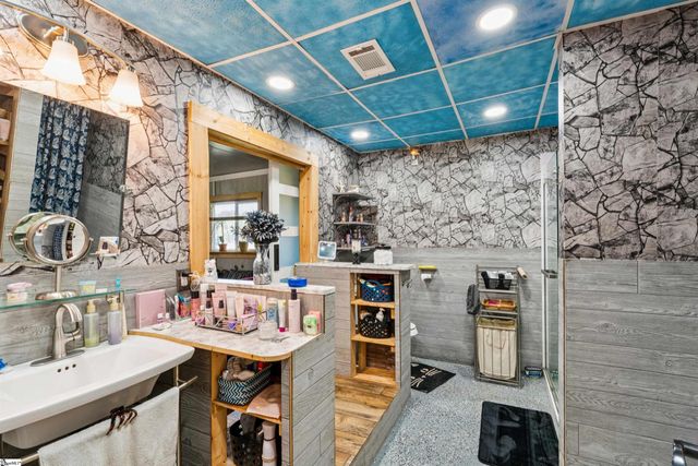 1055 Little Mountain Road, Wellford, SC 29385