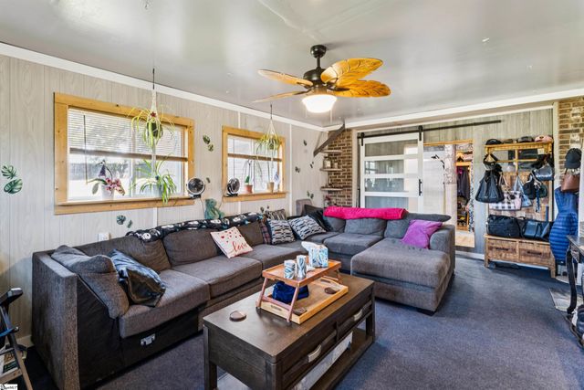 1055 Little Mountain Road, Wellford, SC 29385