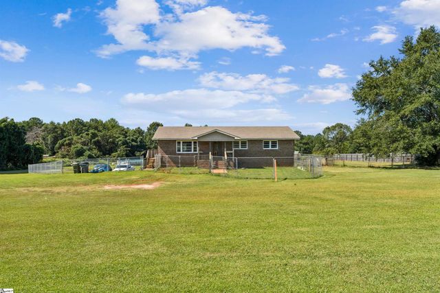1055 Little Mountain Road, Wellford, SC 29385