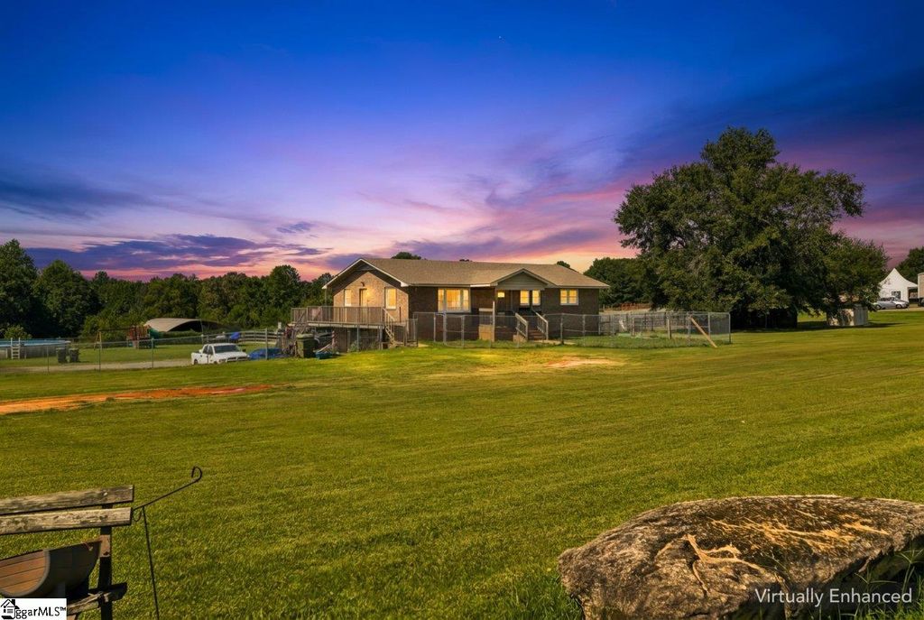 1055 Little Mountain Road, Wellford, SC 29385