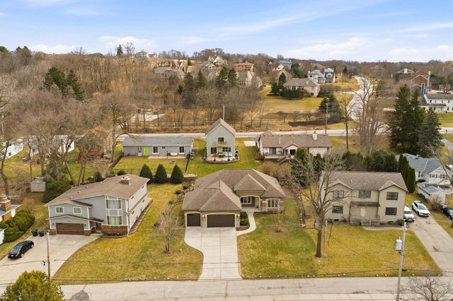 N27W27075 Woodland DRIVE, Pewaukee, WI 53072