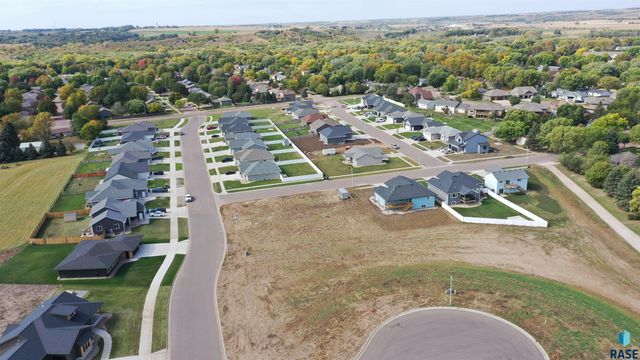 1201 S Oakland Cir Circle, Brandon, SD 57005