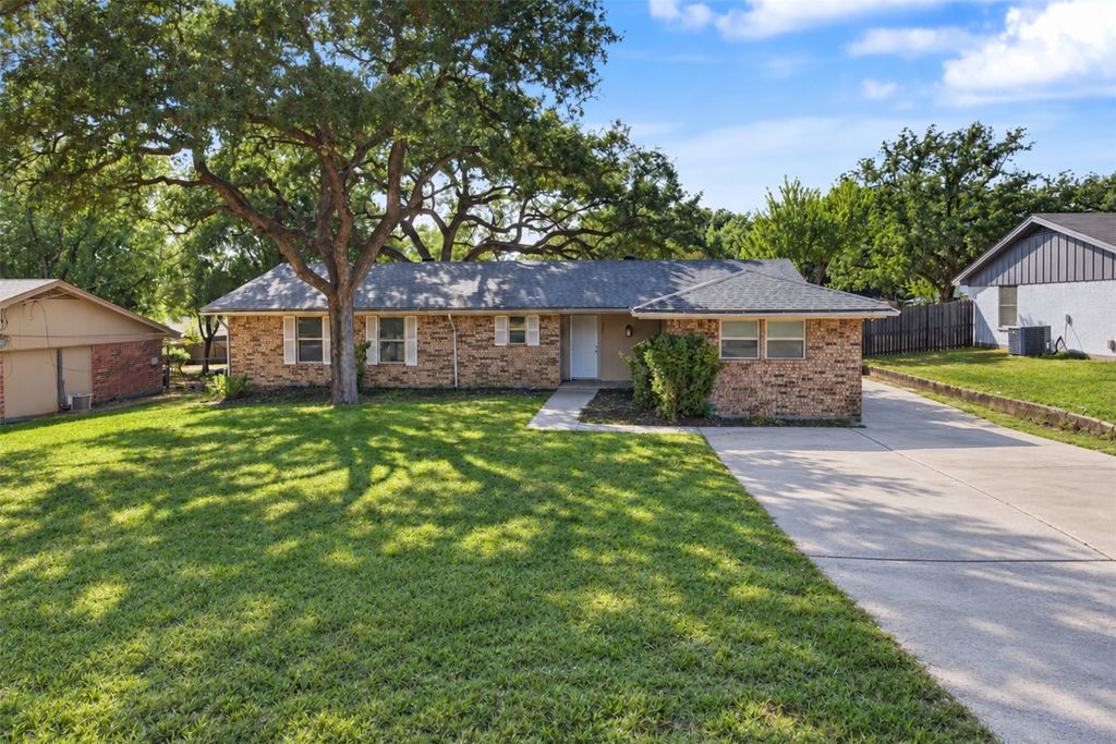 224 Mountain View Drive, Azle, TX 76020 — exterior