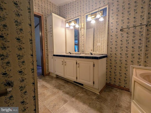 180 ST CLAIR AVE, Pottsville, PA 17901