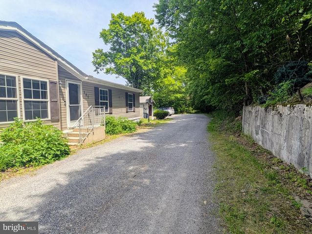 180 ST CLAIR AVE, Pottsville, PA 17901