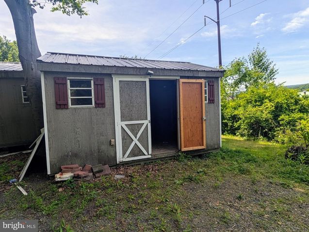 180 ST CLAIR AVE, Pottsville, PA 17901