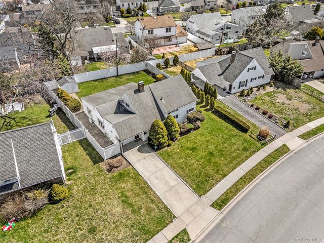 170 Scooter Lane, Hicksville, NY 11801