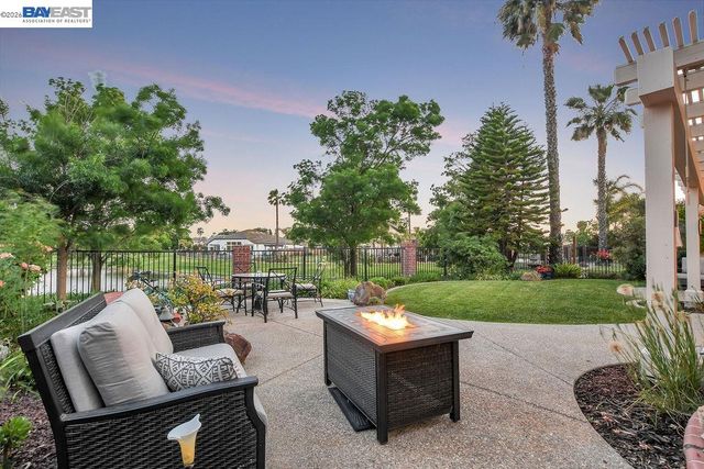 82 Edgeview Ct, Discovery Bay, CA 94505