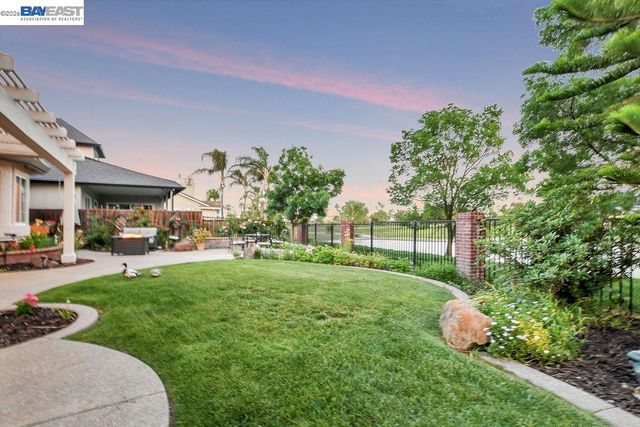 82 Edgeview Ct, Discovery Bay, CA 94505